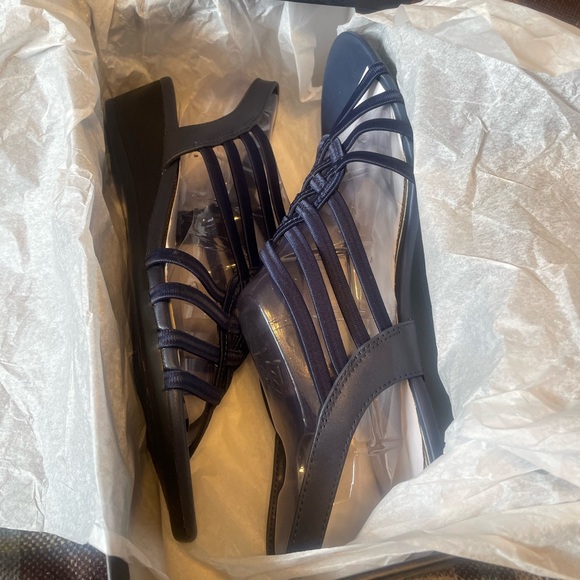 NEW in Box - NATURALIZER “Remix” Sandals - 9W Navy - Picture 2 of 4